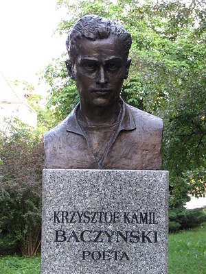 Popiersie Krzysztofa Kamila Baczyńskiego w Alei Sław w Kielcach (fot. Paweł Cieśla, udostępniono na licencji: [Creative Commons Attribution-Share Alike 4.0 International](https://creativecommons.org/licenses/by-sa/4.0/))