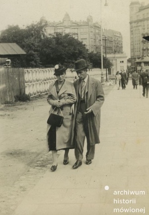 Irena i Antoni Finkowscy, w tle plac Unii Lubelskiej, po prawej widać budynek przy ul. Bagatela 15, Warszawa, 1939. Fot. ze zbiorów Longina Glijera/AHM, prawa zastrzeżone
