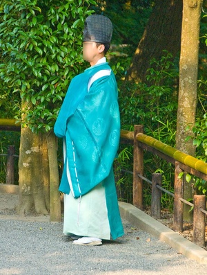 Kapłan shintō w stroju kariginu<br>
