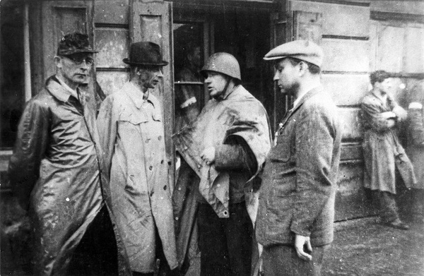 Generał Tadeusz Komorowski „Bór” (drugi od lewej) i pułkownik Jan Mazurkiewicz „Radosław” (trzeci od lewej) na odprawie