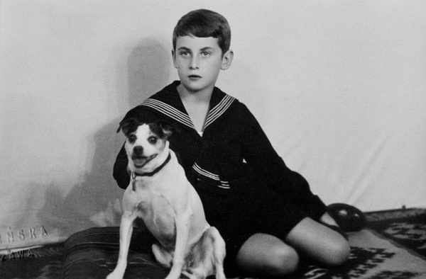 Krzysztof Kamil Baczyński z psem Fredem, początek lat 30. (domena publiczna)