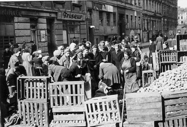 Uliczny handel ziemniakami w Berlinie, 1946 rok (Bundesarchiv, Bild 183-2005-0802-502 / CC-BY-SA 3.0)