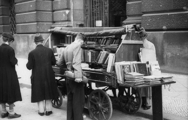 Uliczna sprzedaż książek w powojennym Berlinie (Bundesarchiv, Bild 183-V00132 / Schaaf / CC-BY-SA 3.0)