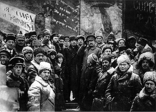 Włodzimierz Lenin, Lew Trocki i Lew Kamieniew na Placu Czerwonym w Moskwie 7 listopada 1917, domena publiczna