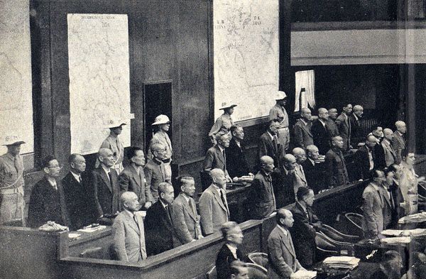 Oskarżeni na sali rozpraw Międzynarodowego Trybunału Wojskowego dla Dalekiego Wschodu w Tokio (domena publiczna)