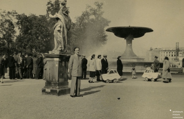 Zbigniew Książczak w Ogrodzie Saskim, Warszawa, 1947. Fot. ze zbiorów Zbigniewa Książczaka/AHM, prawa zastrzeżone