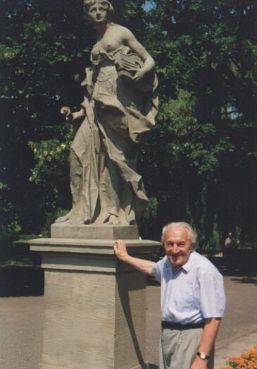 Andrzej Rusław Nowicki w Ogrodzie Saskim, Warszawa. Fot. ze zbiorów Andrzeja Rusława Nowickiego/AHM, prawa zastrzeżone