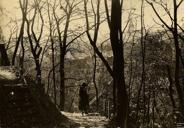 Waleria Szumańska na stokach Góry Bekieszowej, Wilno, ok. 1920. Fot. ze zbiorów Emila Mieszkowskiego/AHM.