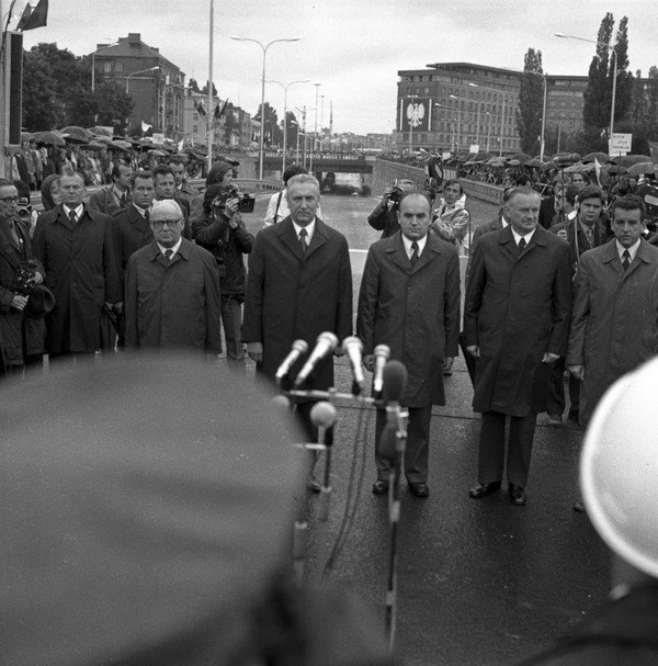 Uroczystość otwarcia Trasy Łazienkowskiej w Warszawie, 19 lipca 1974 roku. Stoją m.in. Henryk Jabłoński, Edward Gierek, Józef Kępa, Piotr Jaroszewicz, Jerzy Majewski (fot. NAC)