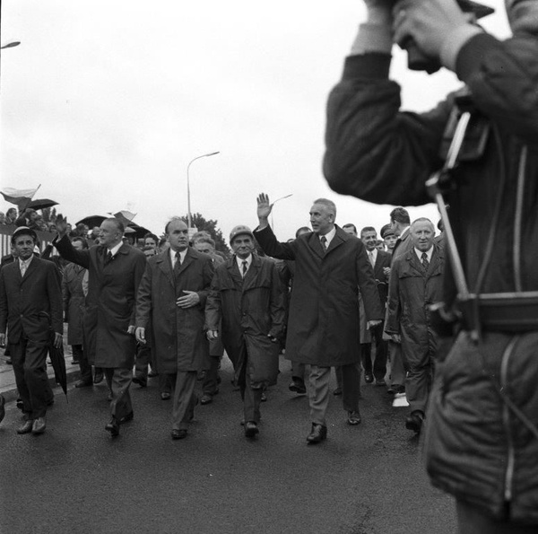 Uroczystość otwarcia Trasy Łazienkowskiej w Warszawie, 19 lipca 1974 roku. Widoczni m.in. Edward Gierek, Józef Kępa i Piotr Jaroszewicz, Jerzy Majewski (fot. NAC)