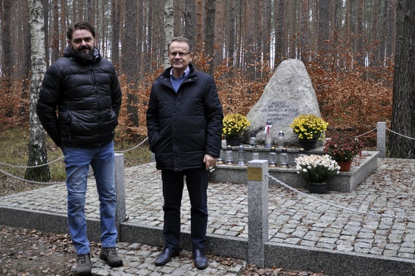 Jeden z pierwszych przystanków na trasie Marszu Śmierci grossorseńskich więźniarek. W jaromierskim lesie doszło do jednego z pierwszych morderstw 41 kobiet. Na zdjęciu Marek Grzelka i wójt gmin Kargowa Jerzy Fabiś, którzy dbają o pamięć ofiar tragedii, która się w tej okolicy wydarzyła, zdjęcie ze zbiorów autorki, prawa zastrzeżone