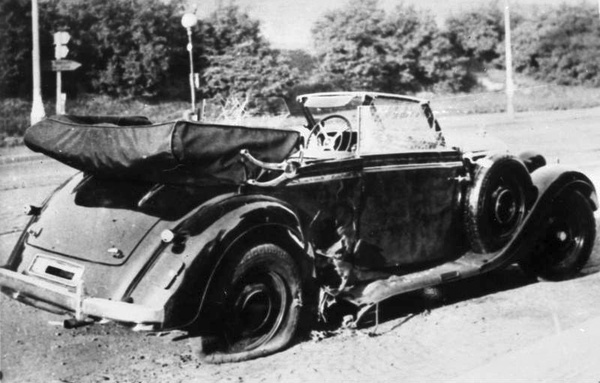 Służbowe auto szefa RSHA – Mercedes-Benz 320 Cabriolet, niedługo po zamachu w praskiej dzielnicy Libeň (domena publiczna).