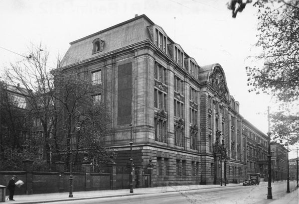 Siedziba Głównego Urzędu Bezpieczeństwa Rzeszy (RSHA) przy Prinz-Albrecht-Straβe 8 w Berlinie (domena publiczna).