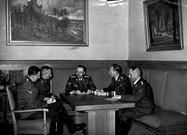 Narada kierownictwa niemieckiej policji, listopad 1939 r. Od prawej: Müller (szef Gestapo), Heydrich (szef RSHA), Himmler (dowódca SS), Nebe (szef Kripo) i Josef Huber (inspektor Sipo i SD w Wiedniu), fot. domena publiczna.