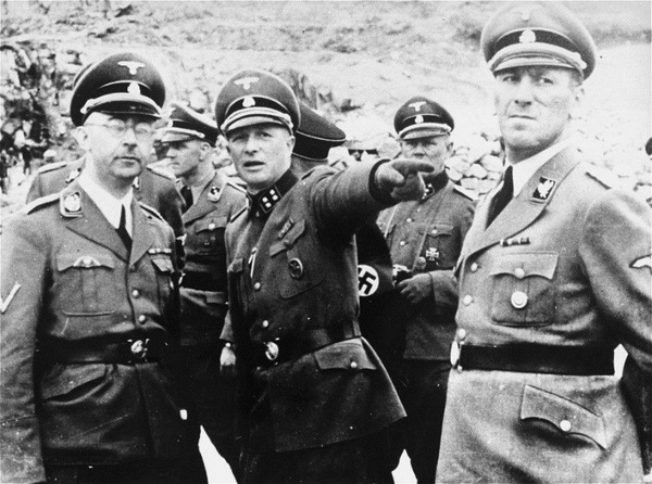 Wizytacja obozu koncentracyjnego Mauthausen-Gusen – od lewej: Himmler, komendant obozu Franz Ziereis, Kaltenbrunner – kwiecień 1941 r. (fot. Archiwum IPN).
