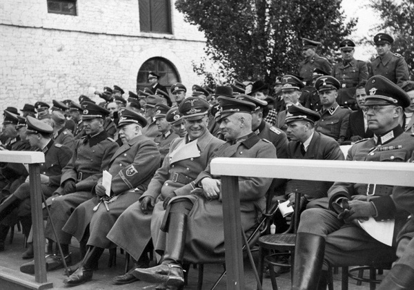 Oficerowie niemieccy z Generalnej Guberni oglądają pokaz ogierów w Białce. W pierwszym rzędzie drugi od prawej gen. Wilhelm von Altrock, po jego prawej stronie Ernst Zorner (fot. NAC)