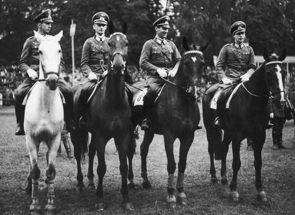 Zwycięzcy Pucharu Narodów w Warszawie z 1936 roku. Drugi od prawej rotmistrz Marten von Barnekow (fot. NAC)