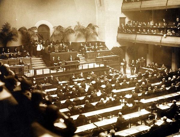 Pierwsze spotkanie Zgromadzenia Ligi Narodów miało miejsce w Salle de la Réformation w Genewie (domena publiczna)