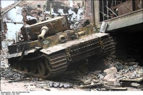Zniszczony Tygrys w rejonie Villers-Bocage, 1944 r. , fot. German Federal Archives, Bild 101I-494-3376-14A