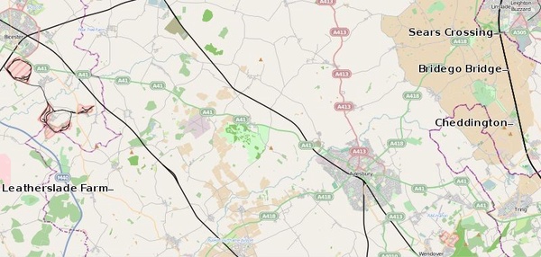 Mapa z zaznaczonymi miejscem napadu oraz domem, który posłużył rabusiom za kryjówkę, autor: Cmglee and Open Street Map contributors, na licencji [CC BY-SA 3.0](https://creativecommons.org/licenses/by-sa/3.0/deed.pl)
