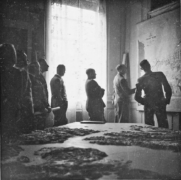 Komisarz Rzeszy Josef Terboven wraz z urzędnikami nazistowskimi w Stiftsgåarden podczas wizyty w Trondheim w lipcu 1942 roku