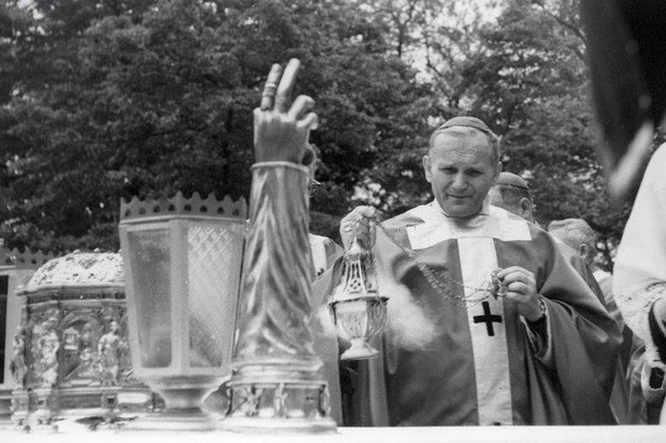 Metropolita krakowski abp Karol Wojtyła podczas uroczystej mszy św. w Krakowie w czasie obchodów Milenium chrztu Polski, 1966 rok (fot. NAC)