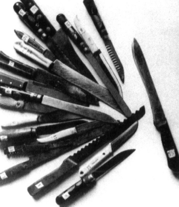 Kolekcja noży znaleziona w mieszkaniu Czikatiły po jego aresztowaniu (fot. z książki Petera Conradiego „Krwawy rzeźnik”, wyd. Filia; prawa zastrzeżone)