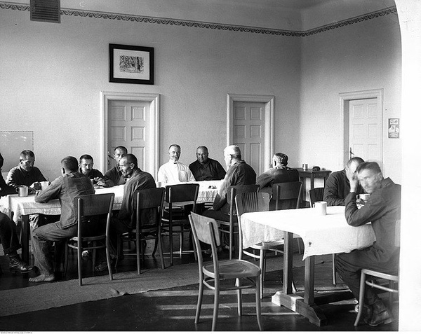 Pacjenci ośrodka w Kobierzynie w jadalni podczas spożywania posiłku. Wśród nich widoczny dyrektor szpitala doc. dr med. Juliusz Morawski, sierpień 1927 r., domena publiczna