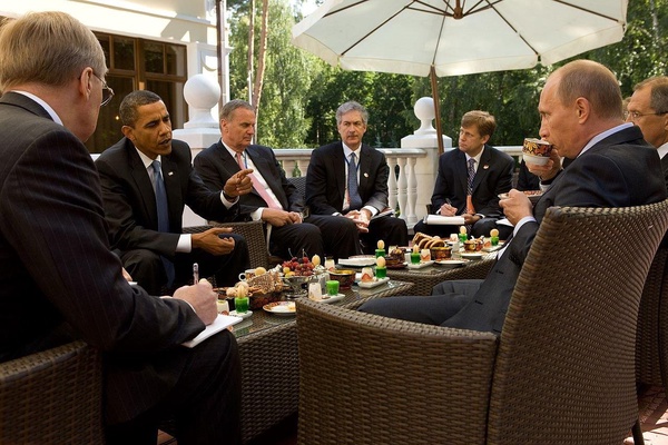 Władimir Putin w czasie rozmowy z Barackiem Obamą w 2009 roku, (fot. Pete Souza; Official White House Photostream)