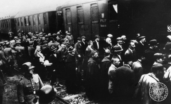 Formowanie pierwszego masowego transportu więźniów do KL Auschwitz na dworcu w Tarnowie, 14 czerwca 1940 roku