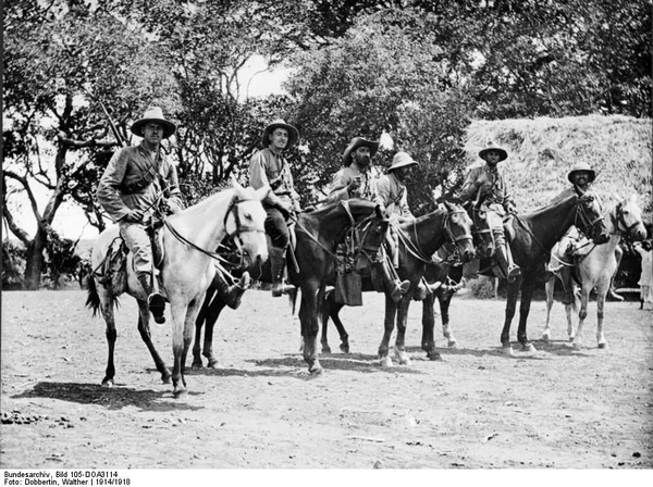 Patrol niemiecki na obszarze Niemieckiej Afryki Wschodniej w 1914 roku (fot. Bundesarchiv, [CC-BY-SA 3.0](https://creativecommons.org/licenses/by-sa/3.0/de/deed.en))