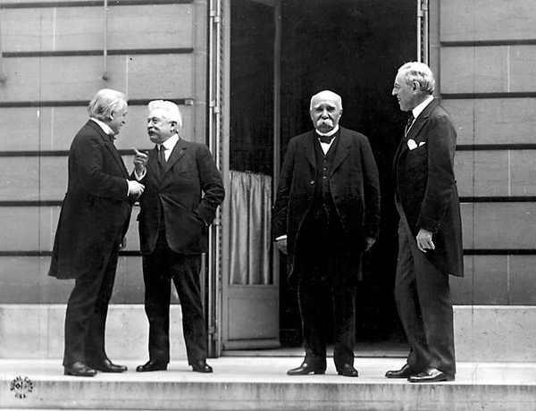„Wielka czwórka” – David Lloyd George, Vittorio Orlando, Georges Clemenceau i Woodrow Wilson, podczas konferencji paryskiej 27 maja 1919 r. (domena publiczna)