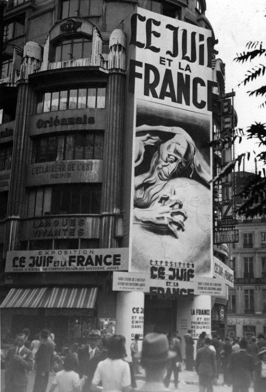 Plakat nad wejściem na antysemicką wystawę „Żyd i Francja” (Bundesarchiv, Bild 146-1975-041-07 / CC-BY-SA 3.0)