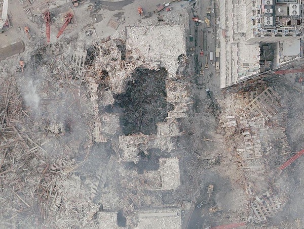 Zdjęcie lotnicze zniszczonego World Trade Center, 23 września 2001 roku (fot. NOAA; domena publiczna)