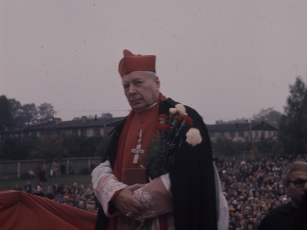 Kardynał Stefan Wyszyński w trakcie uroczystej mszy św. podczas Kongresu Franciszkańskiego w Niepokalanowie (fot. archiwum NAC, sygn. 3/51/0/1/9, domena publiczna)