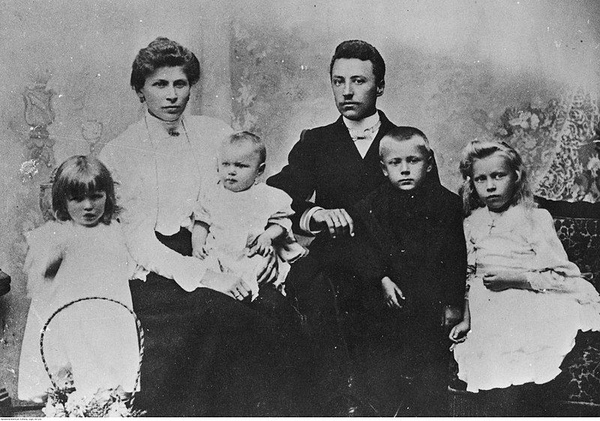 Julianna Karp i Stanisław Wyszyński z dziećmi (poniżej od lewej): Stanisława, Janina, Stefan i Anastazja, 1906 r. (domena publiczna)