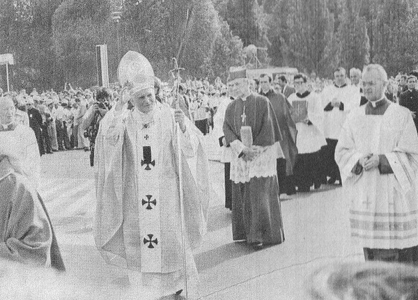 Papież Jan Paweł II i kardynał Stefan kardynał Wyszyński w drodze na plac Zwycięstwa w Warszawie w dniu 2 czerwca 1979 (domena publiczna)