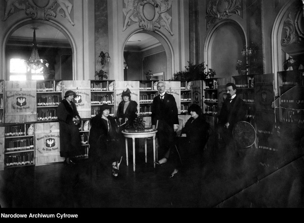 Biblioteczki przeznaczone dla Wołynia przez Okręg Poznański Towarzystwa Opieki nad Kresami, widoczny poseł Jan Marweg, źródło: NAC, zespół: Koncern Ilustrowany Kurier Codzienny - Archiwum Ilustracji, sygn. 3/1/0/11/686, domena publiczna