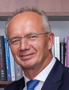 Krzysztof Szwagrzyk, ur. 1964, dr hab., historyk, badacz komunistycznych struktur aparatu represji i podziemia niepodległościowego w Polsce, zastępca prezesa Instytutu Pamięci Narodowej i p.o. dyrektora Biura Poszukiwań i Identyfikacji IPN. Autor i współautor ponad 20 książek m.in.: Prawnicy czasu bezprawia. Sędziowie i prokuratorzy wojskowi w Polsce 1944-1956, 2005; J.Kawecki, P.Konczewski, K.Szwagrzyk, M.Trzciński, Archeologia sądowa w teorii i praktyce, redakcja naukowa M.Trzciński, 2013; Więzienia i obozy na Dolnym Śląsku (1945-1956). Przewodnik, 2013, Cmentarz Osobowicki we Wrocławiu. Pola ofiar komunizmu, Warszawa 2021