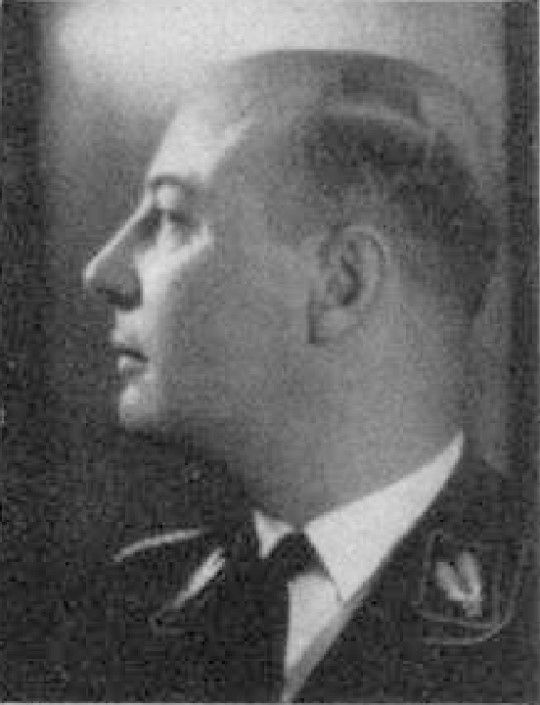 Ludolf von Alvensleben - zbrodniarz wojenny, syn generała-majora Ludolfa von Alvenslebena (1844-1912), od 1929 r. członek NSDAP, poseł do Reichstagu (1933), w latach 1938-1941 pierwszy adiutant Reichsführera SS Heinricha Himmlera, od listopada 1943 SS-Gruppenführer i Generalleutnant policji, a od lipca 1944 także Generalleutnant w Waffen-SS (domena publiczna)