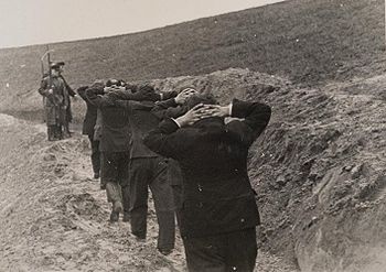 Członkowie Selbstschutzu prowadzący polskich nauczycieli na egzekucję w „Dolinie Śmierci” pod Bydgoszczą (domena publiczna)