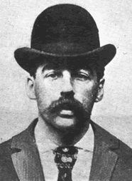 Herman Webster Mudgett (16 maja 1861 – 7 maja 1896), lepiej znany jako dr Henry Howard Holmes lub HH Holmes. To amerykański seryjny morderc (domena publiczna)
