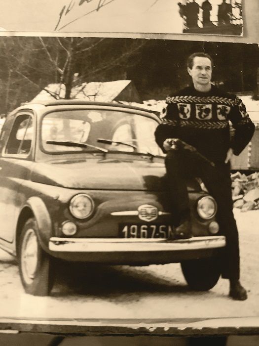 W latach 60. XX w. byl dumnym posiadaczem polskiego fiata 500 z otwieranym dachem (fot. Archiwum rodzinne Tadeusza Pietrzykowskiego)
