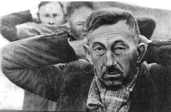 Grupa bydgoskich nauczycieli sfotografowana na chwilę przed egzekucją, na pierwszym planie Władysław Bieliński (domena publiczna)