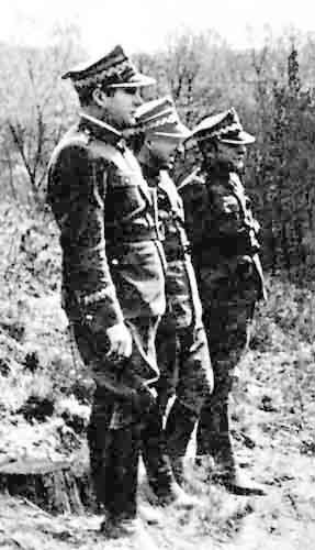 Od prawej ku lewej: Karol Świerczewski, Marian Spychalski, Michał Rola-Żymierski nad Nysą w 1945 r. (domena publiczna)