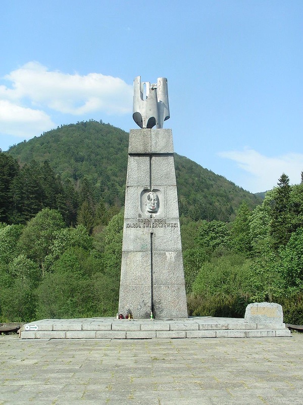 Nieistniejący drugi pomnik Karola Świerczewskiego Waltera w Jabłonkach, w tle góra Walter (domena publiczna)