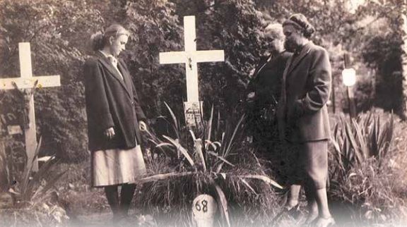 Rodzina Mieczysława Bujaka przy grobie, 1952 r. (zdjęcie pochodzi z albumu „Cmentarz Osobowicki we Wrocławiu. Pola ofiar komunizmu”, wszelkie prawa zastrzeżone)