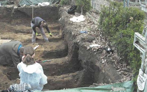 Prace archeologiczne w pobliżu grobu Zdzisława Gaika w poszukiwaniu grobów Henryka Sito i Tadeusza Nowaka (zdjęcie pochodzi z albumu „Cmentarz Osobowicki we Wrocławiu. Pola ofiar komunizmu”, prawa zastrzeżone)