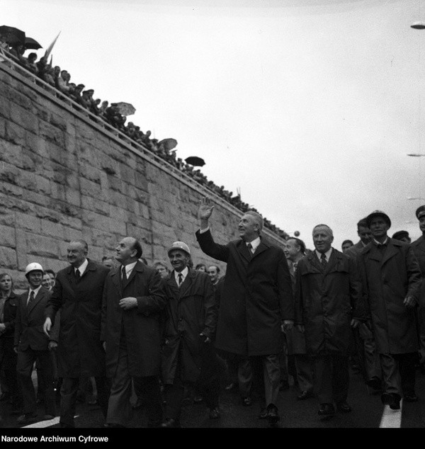 Uroczystość otwarcia Trasy Łazienkowskiej w Warszawie (fot. domena publiczna, NAC, sygnatura: 3/51/0/6.13/86)