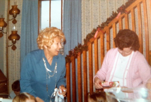 Ina Scudder z Dorothy Schmidt, teściową swojego syna Thaddeusa, 1975 lub 1976 rok (z archiwum rodziny Scudderów)